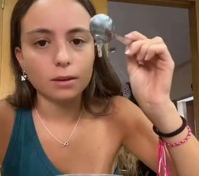 Nuria Jordà en uno de sus videos