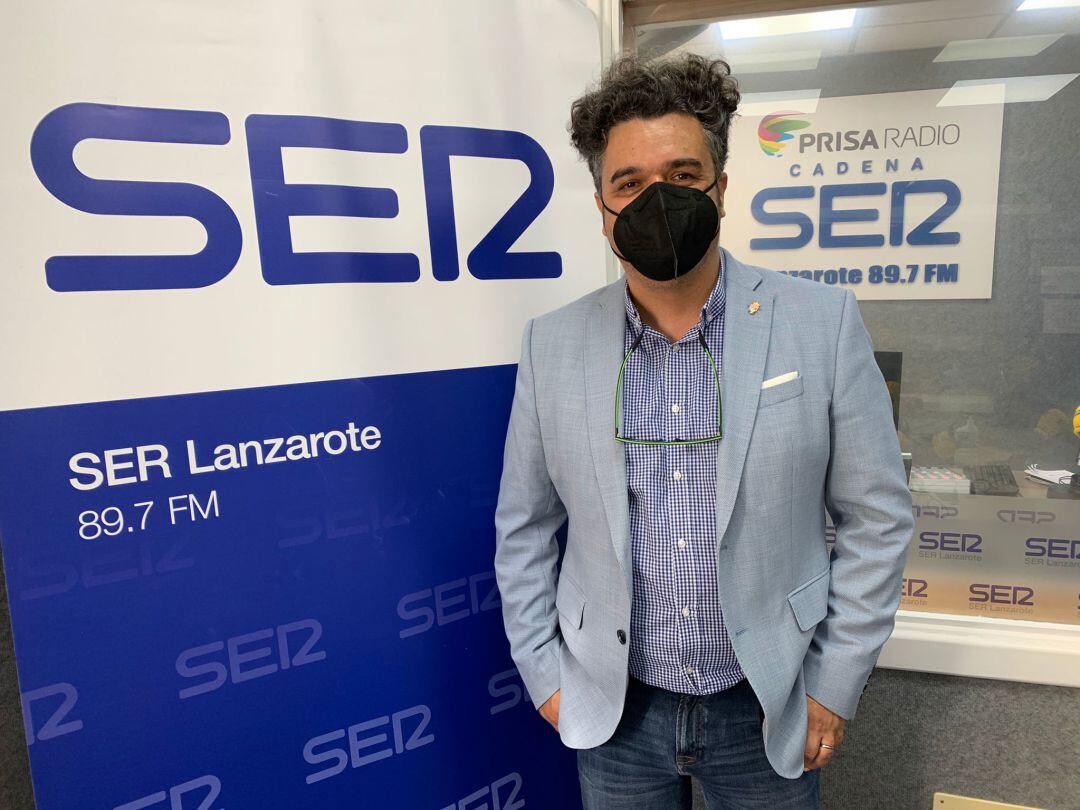 Armando Santana en los estudios de SER Lanzarote. 