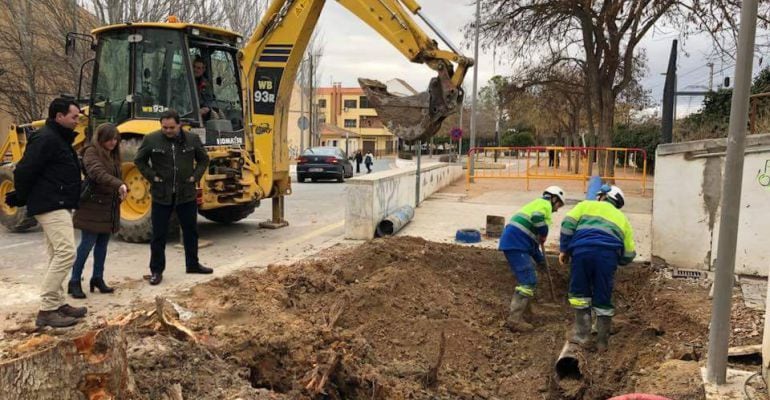 El alcalde visita las obras de la tubería