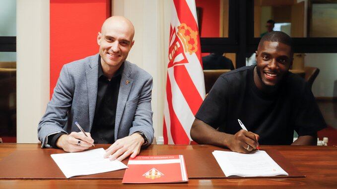 Axel Bamba junto al presidente ejecutivo del Sporting, David Guerra, en la firma de su contrato como jugador rojiblanco.