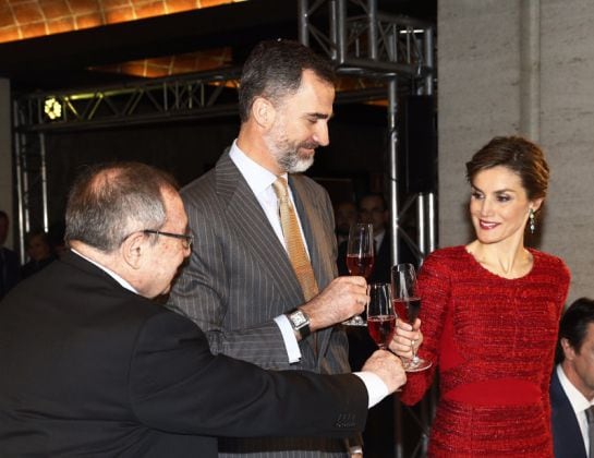 Sus Majestades los Reyes brindan con el presidente de Freixenet, José Luis Bonet, durante la celebración del centenario de la empresa.