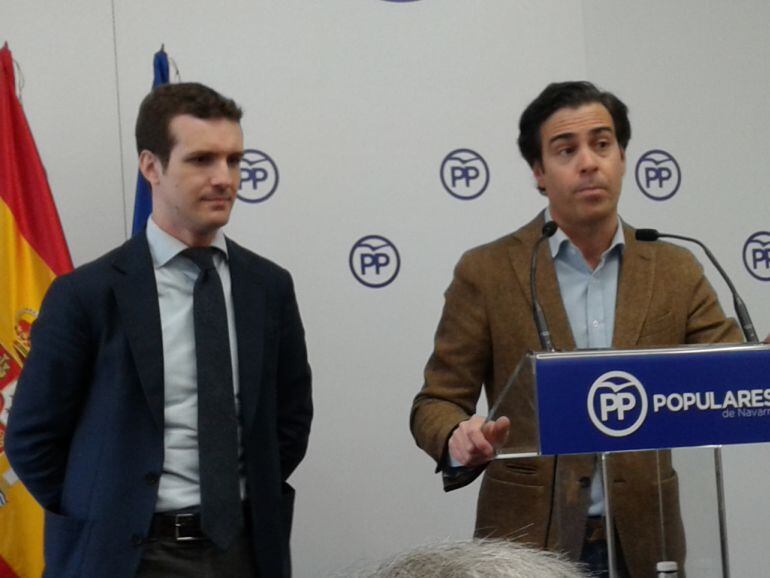 El portavoz del PP Pablo Casado junto a el eurodiputado navarro Pablo Zalba, responsable de la gestora del PP en la Comunidad Foral