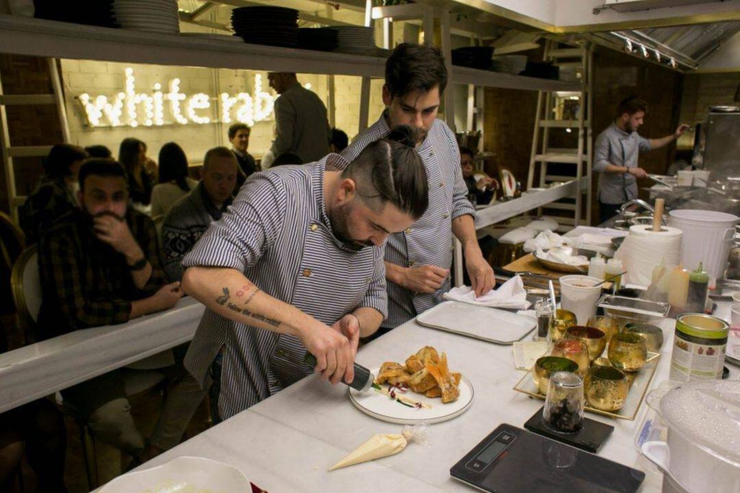 Juanlu Fernández, de Lú Cocina y Alma, en pleno emplatado