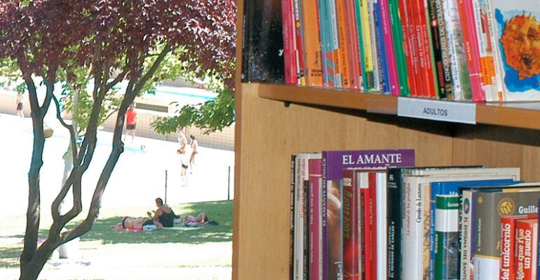 La Bibliopiscina sigue repitiendo su éxito verano tras verano entre los usuarios