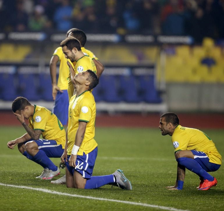 Los jugadores brasileños tras caer eliminados de la competición al término de la tanda de penaltis del partido Brasil-Paraguay, de cuartos de final de la Copa América de Chile 2015