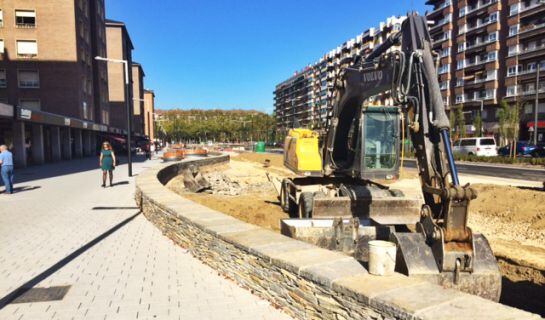 Una máquina en las obras de la Avenida el pasado domingo, un día después del plazo para terminar la reforma