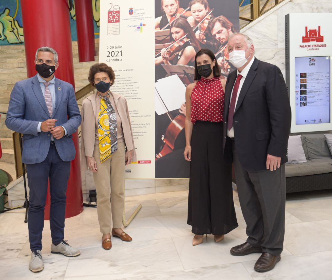 El vicepresidente y consejero de Cultura, Pablo Zuloaga junto a la presidenta de la Fundación Ábéniz, Paloma O´Shea, su director, Peter Czaba y la alcaldesa de Santander, Gema Igual.  