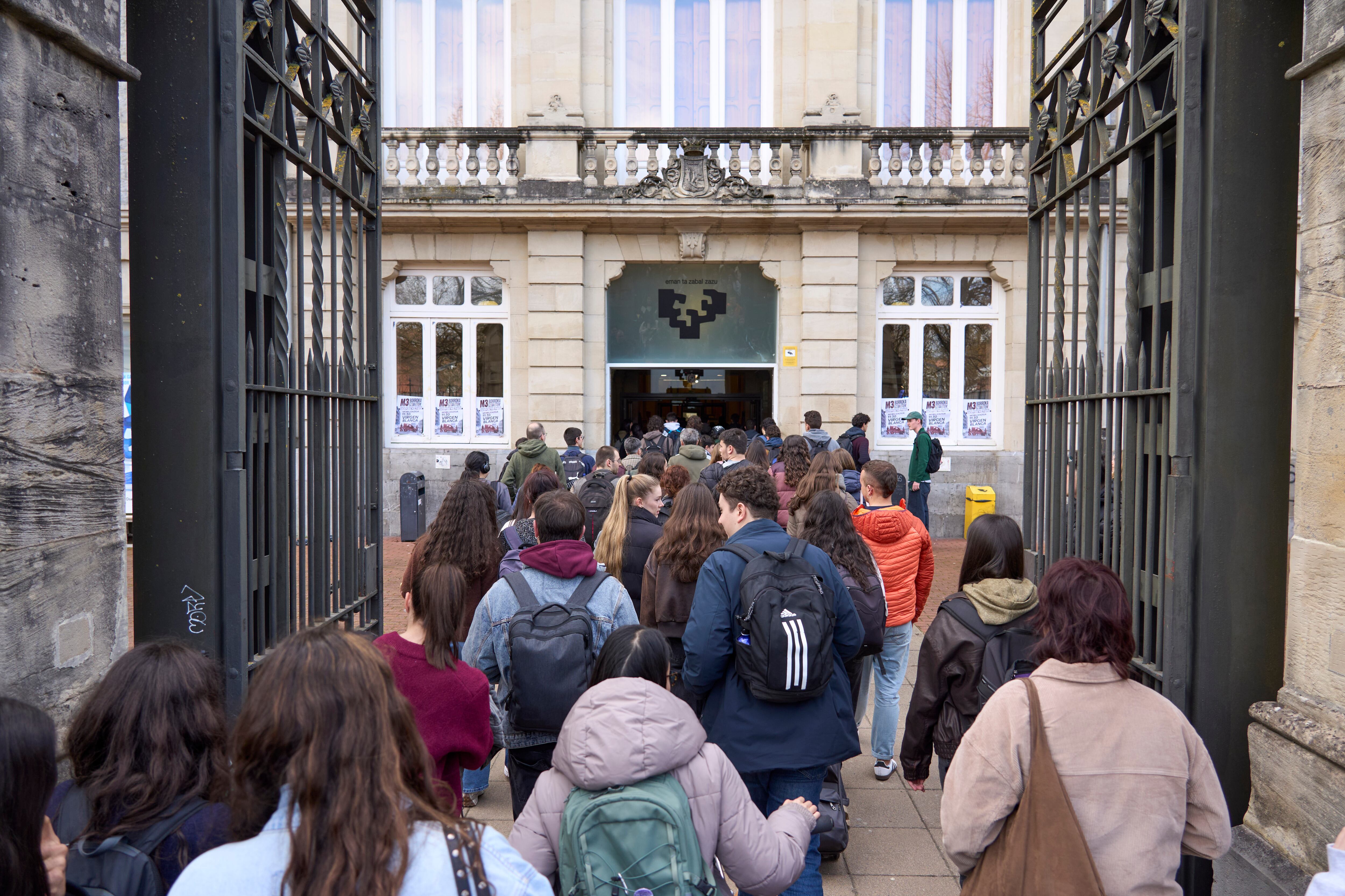 VITORIA, 02/03/2026.- Alumnos regresan tras ser desalojados este lunes del campus de la Universidad del País Vasco (EHU) en Vitoria por los servicios de emergencia tras el lanzamiento en su interior de botes de humo, se han visto afectados cinco edificios del campus de la EHU. EFE / L. Rico