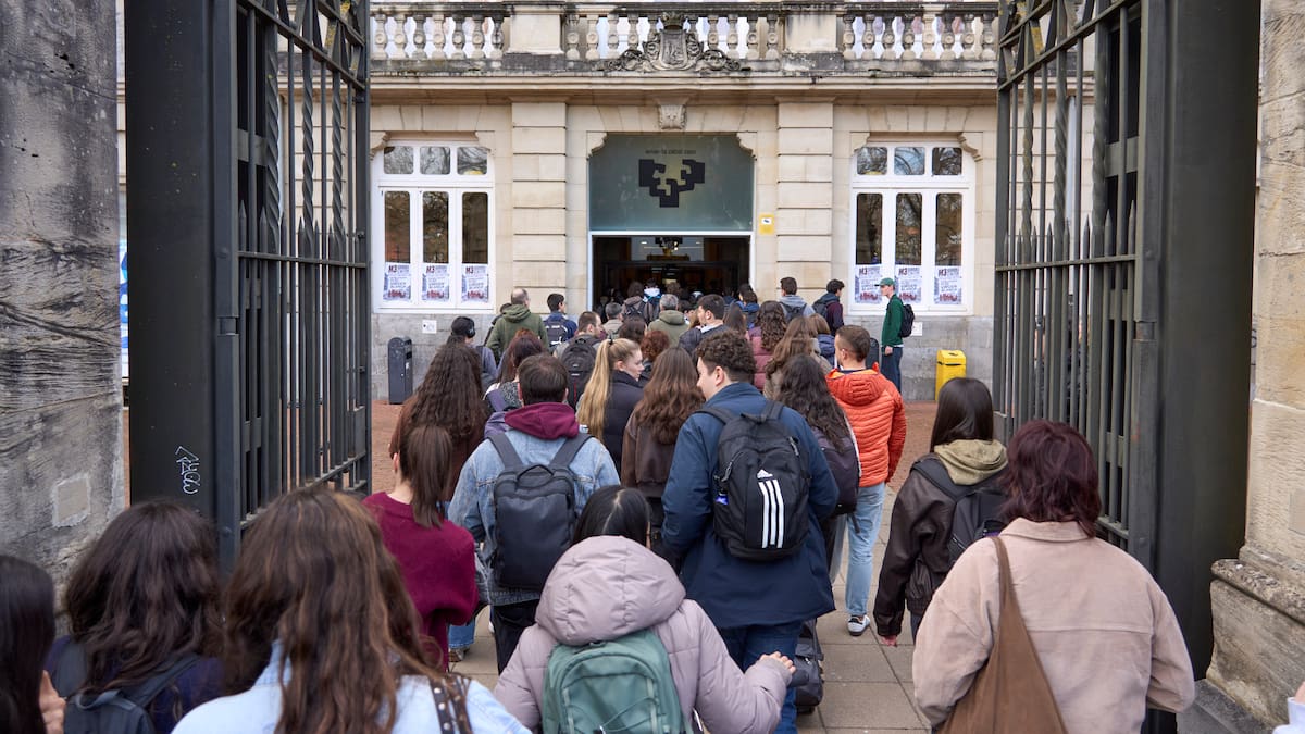 Desalojan cuatro edificios del campus universitario en Vitoria tras el lanzamiento de botes de humo en su interior