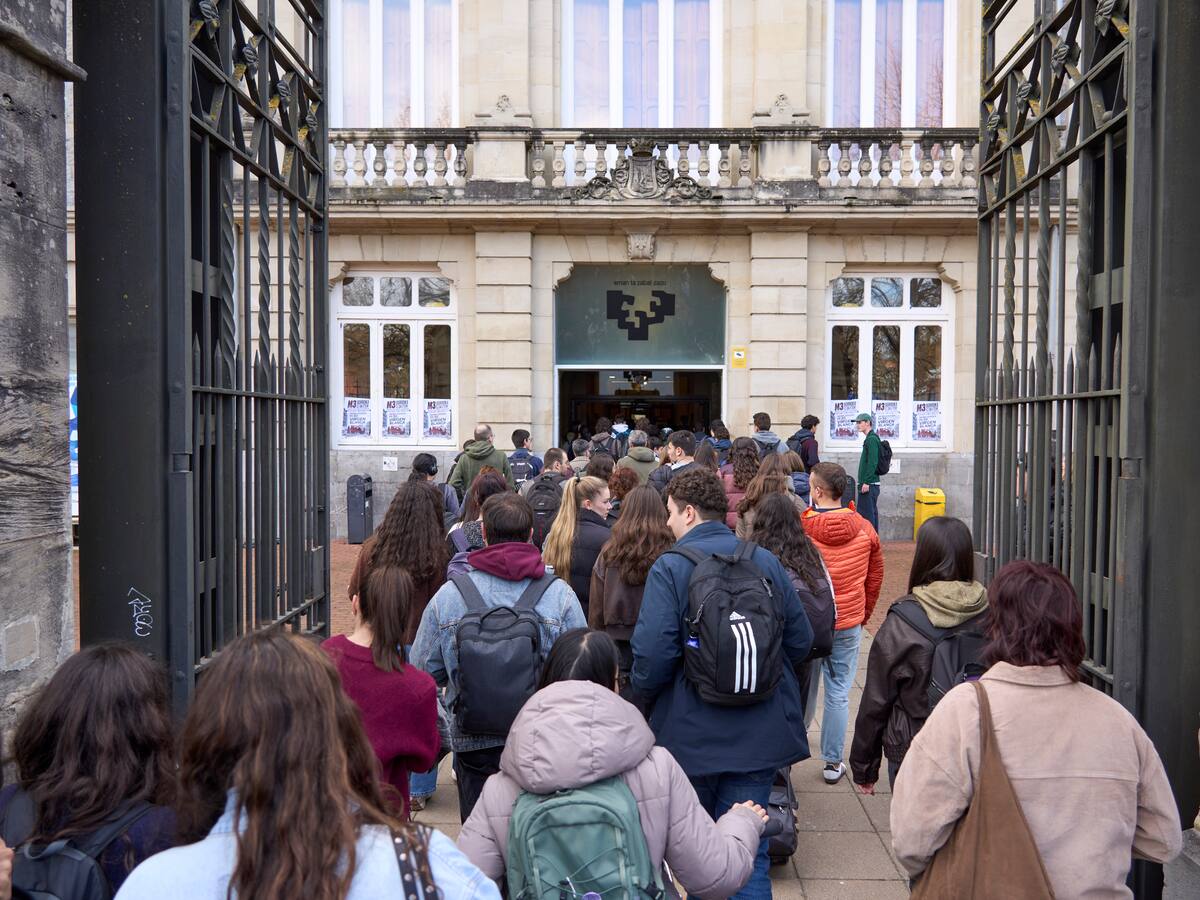 Desalojan cuatro edificios del campus universitario en Vitoria tras el lanzamiento de botes de humo en su interior