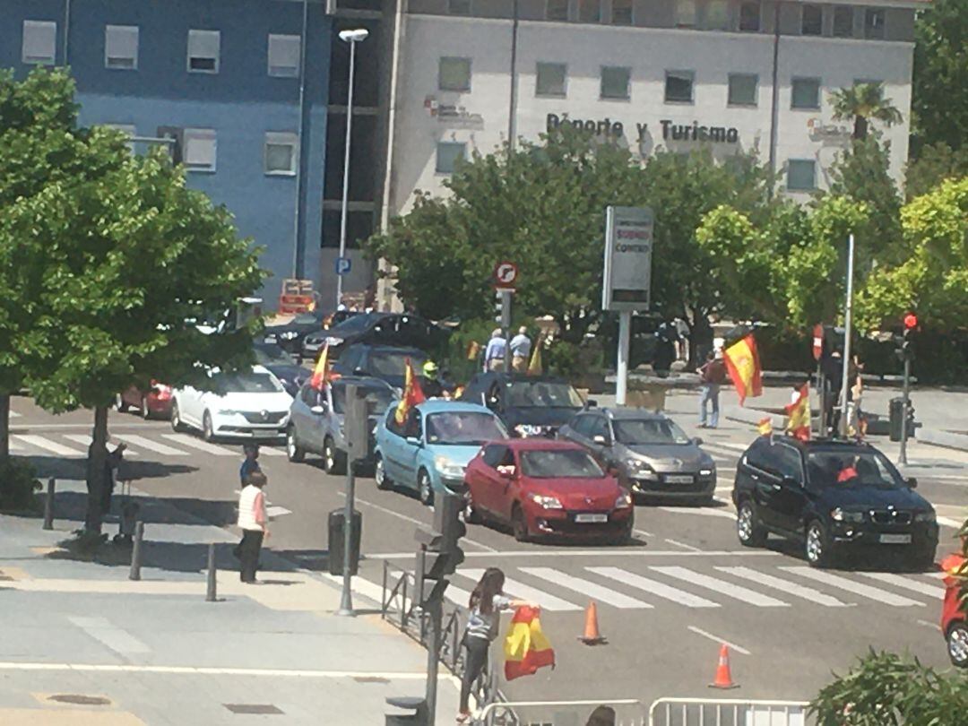 La caravana de Vox cruza por la Plaza de Colón de Valladolid a mediodía de hoy