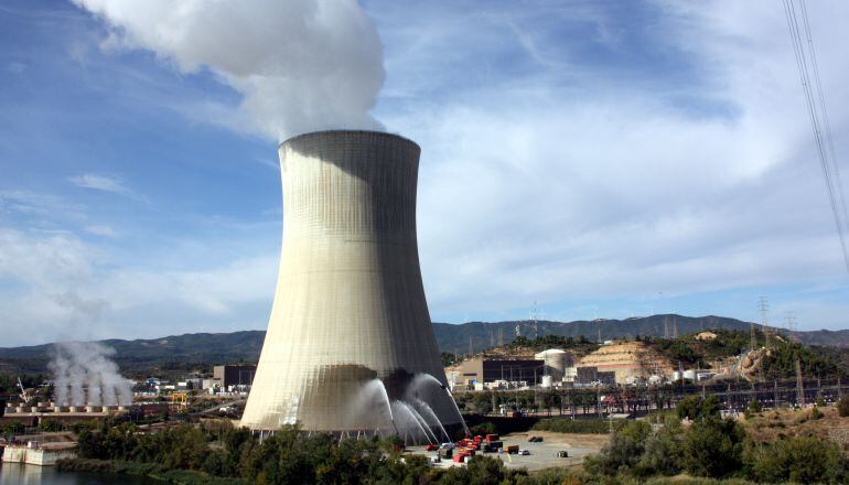Imatge d'arxiu de la central nuclear d'Ascó amb el grup d'emergències fent maniobres al peu de la torre de refrigeració.