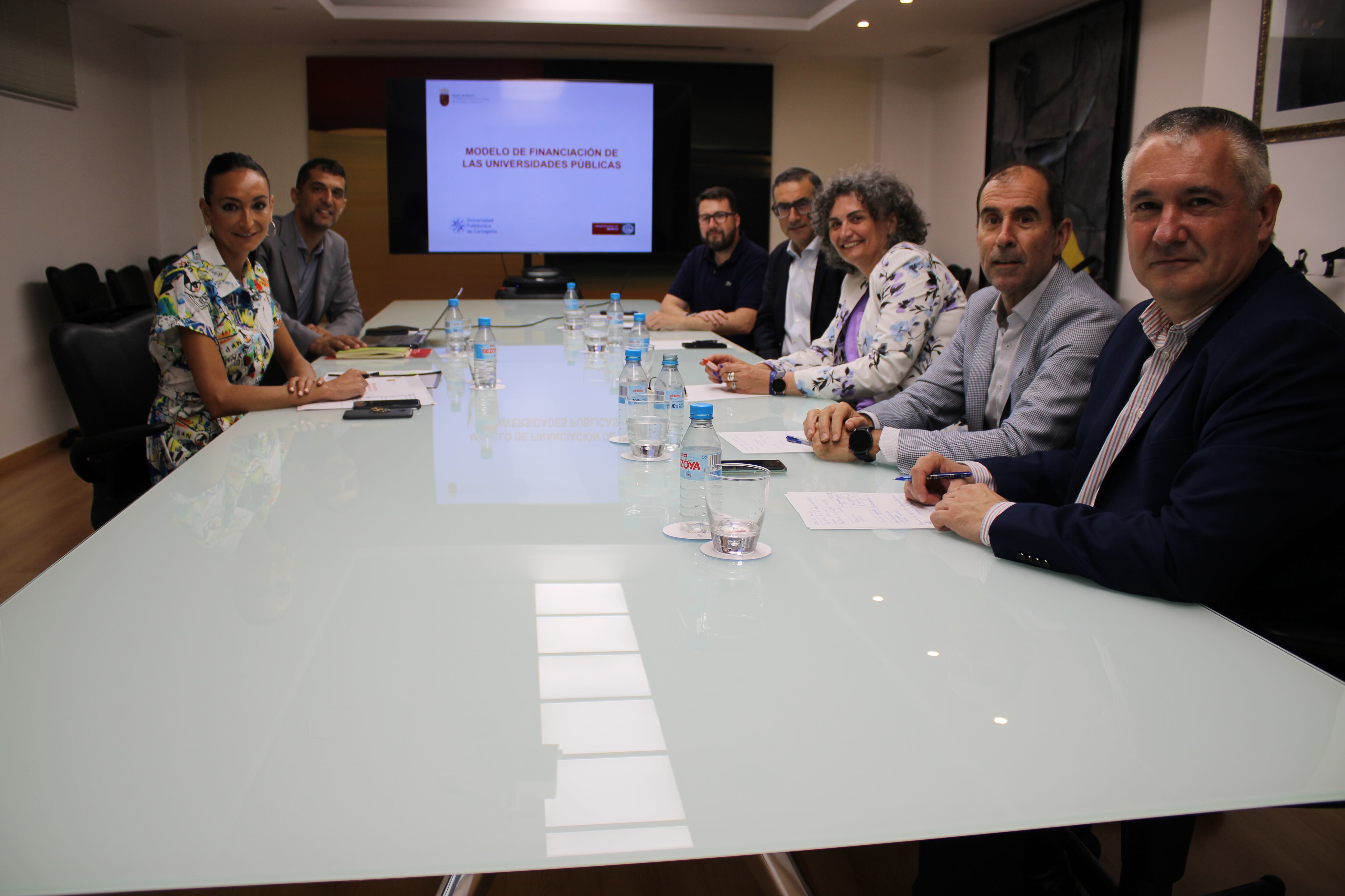 La consejera de Empresa, Empleo, Universidades y Portavocía, Valle Miguélez, se reunió ayer por la tarde con los rectores de las universidades públicas de la Región