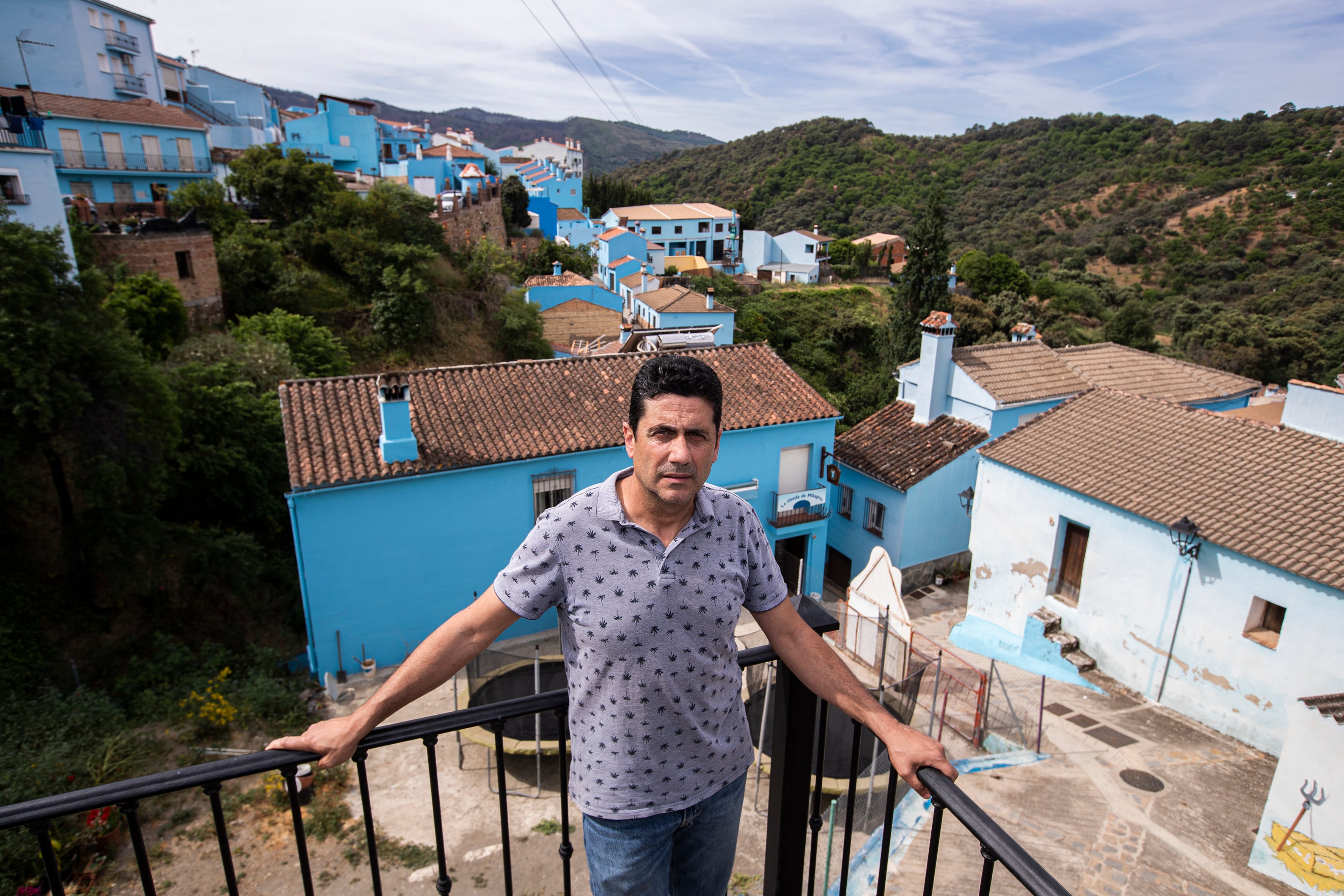 GRAF4562. JUZCAR (MALAGA), 21/05/2023.- El alcalde de Juzcar, Francisco Lozano, posa en un mirador este domingo, en Juzcar (Málaga). Doce años después de que Júzcar coloreara sus casas de azul para la promoción de la película &quot;Los Pitufos 3D&quot;, este pequeño pueblo de la Serranía de Ronda sigue atrayendo visitantes por el color de sus viviendas, aunque quiere convertirse también en un referente de la región en turismo de naturaleza. EFE/ Jorge Zapata
