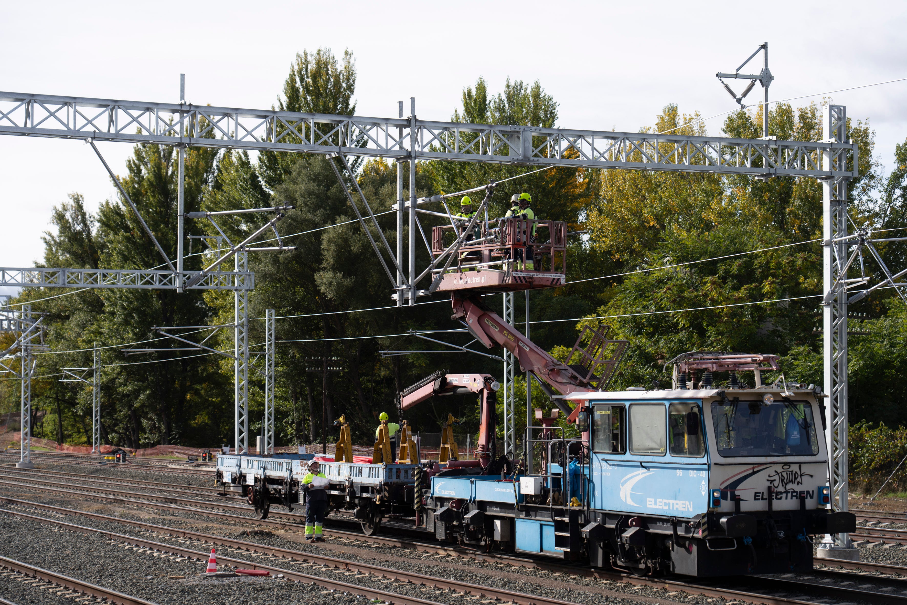 TERUEL, 22/10/2025.- Obras para la electrificación de la vía en la estación de tren de Teruel. EFE/Antonio Garcia