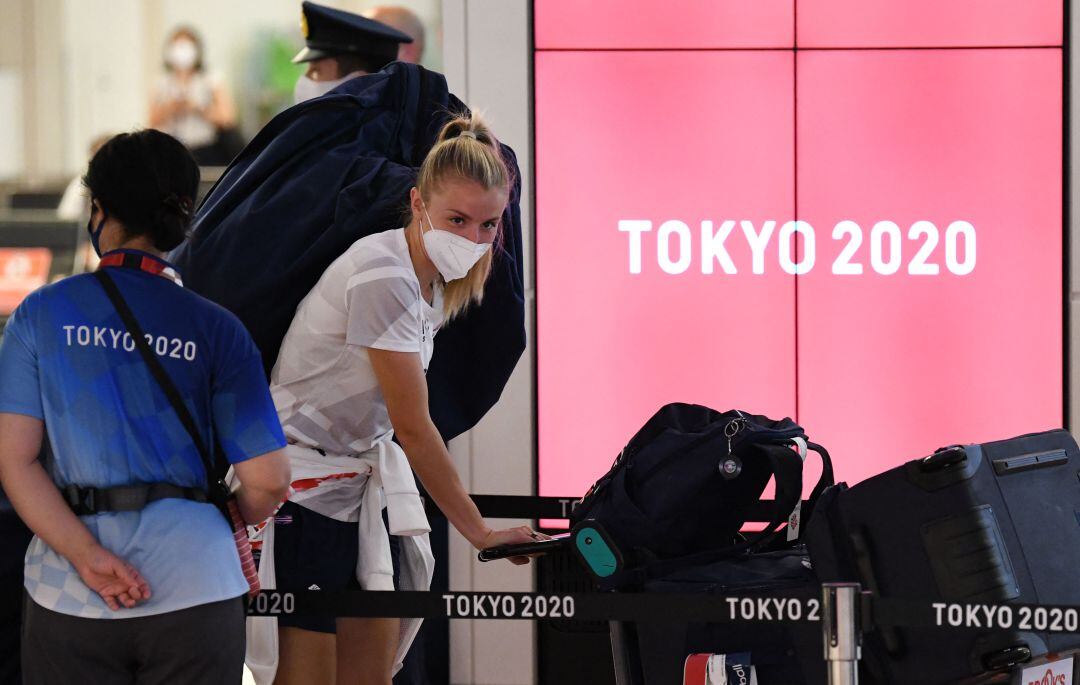 Llegada de una deportista olímpica a Tokio, este jueves