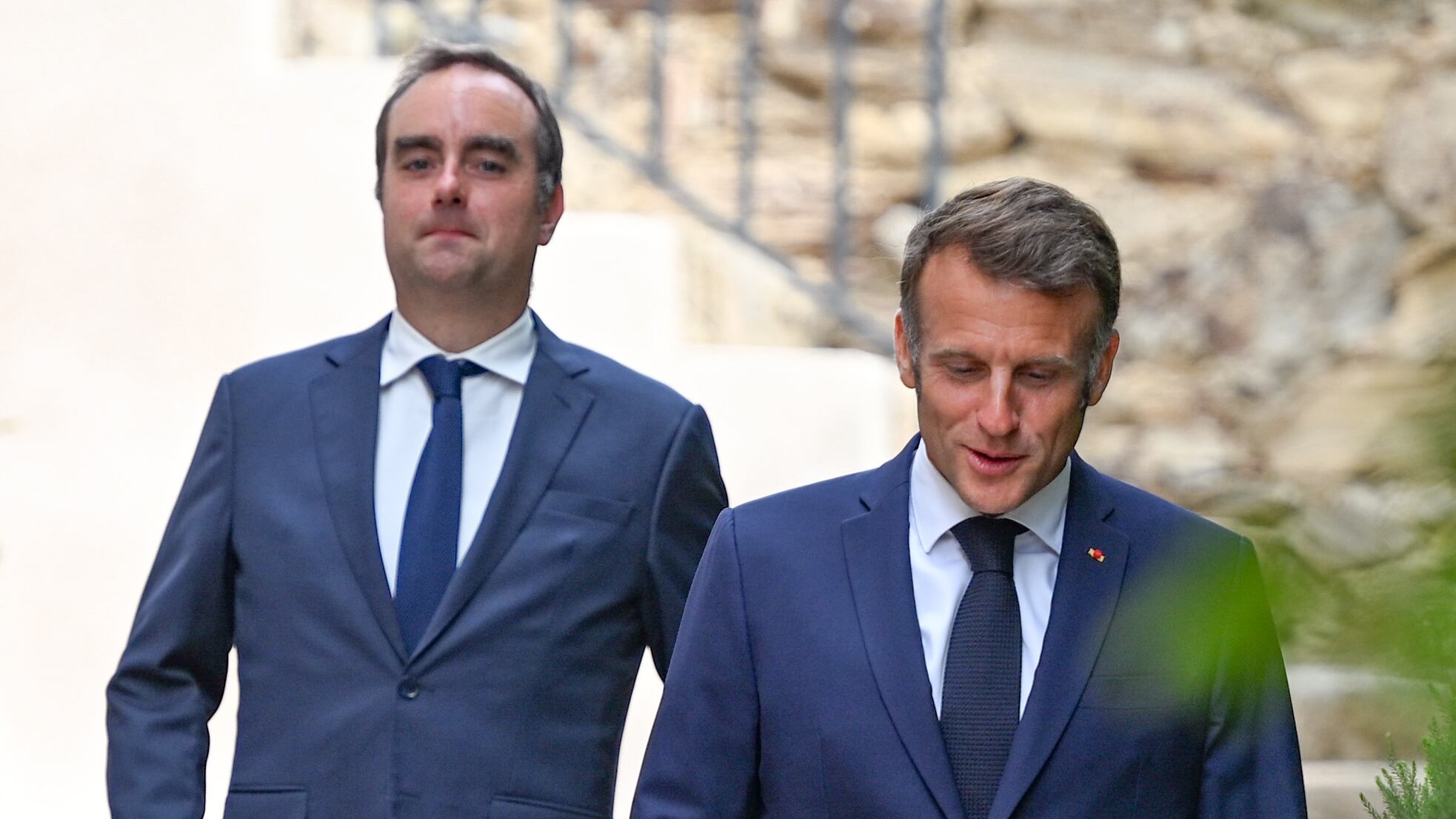 El presidente francés, Emmanuel Macron, junto al primer ministro dimitido, Sebastièn Lecornu. 