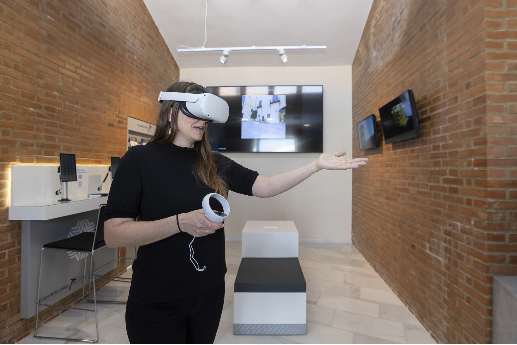 Demostración de la visita virtual al Palau Ducal en la Oficina de Turismo.