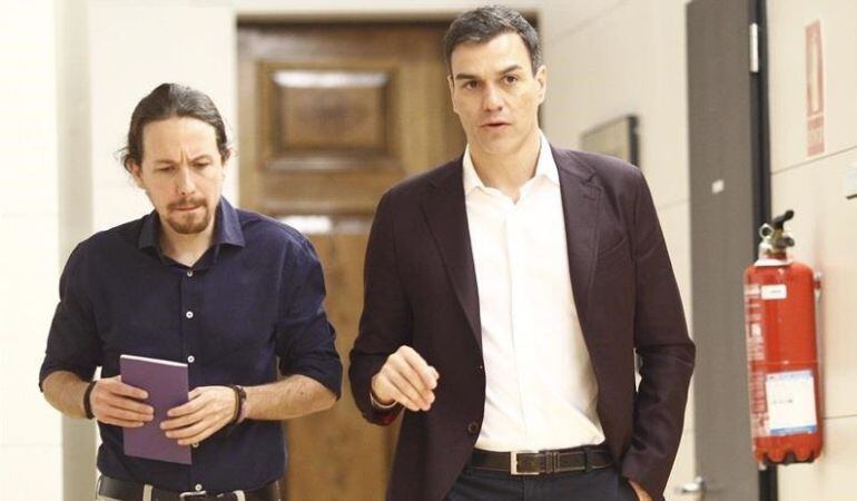 Foto de archivo de Pablo Iglesias y Pedro Sánchez.