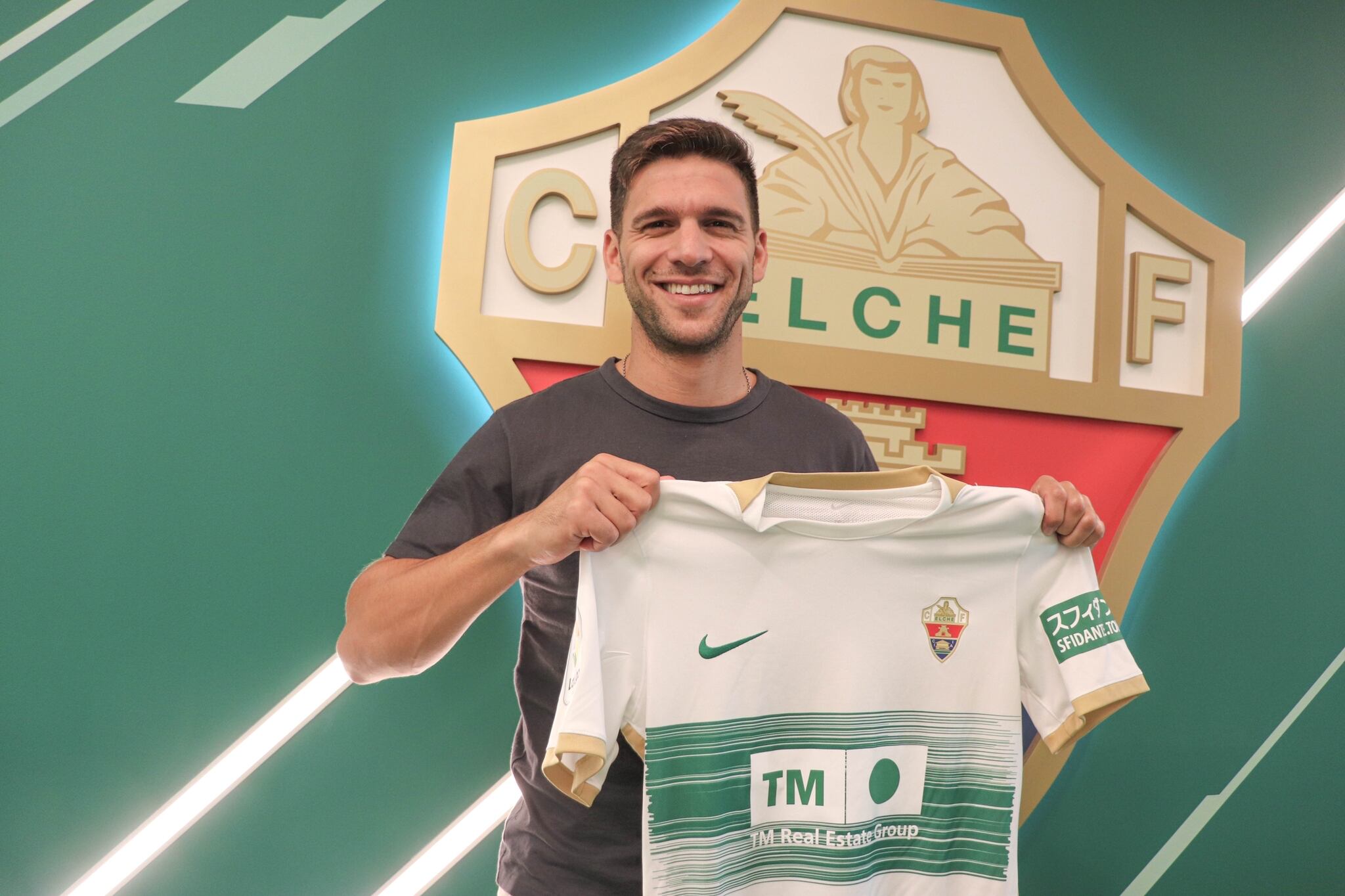 Lisandro Magallán posa con la casaca del Elche en la Zona Mixta del Martínez Valero