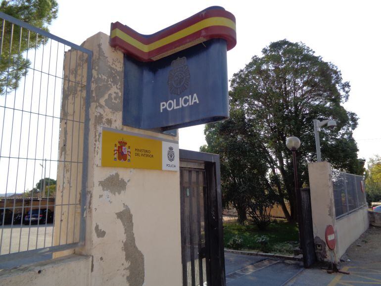 Entrada de la comisaría de la Policía Nacional en Aranda