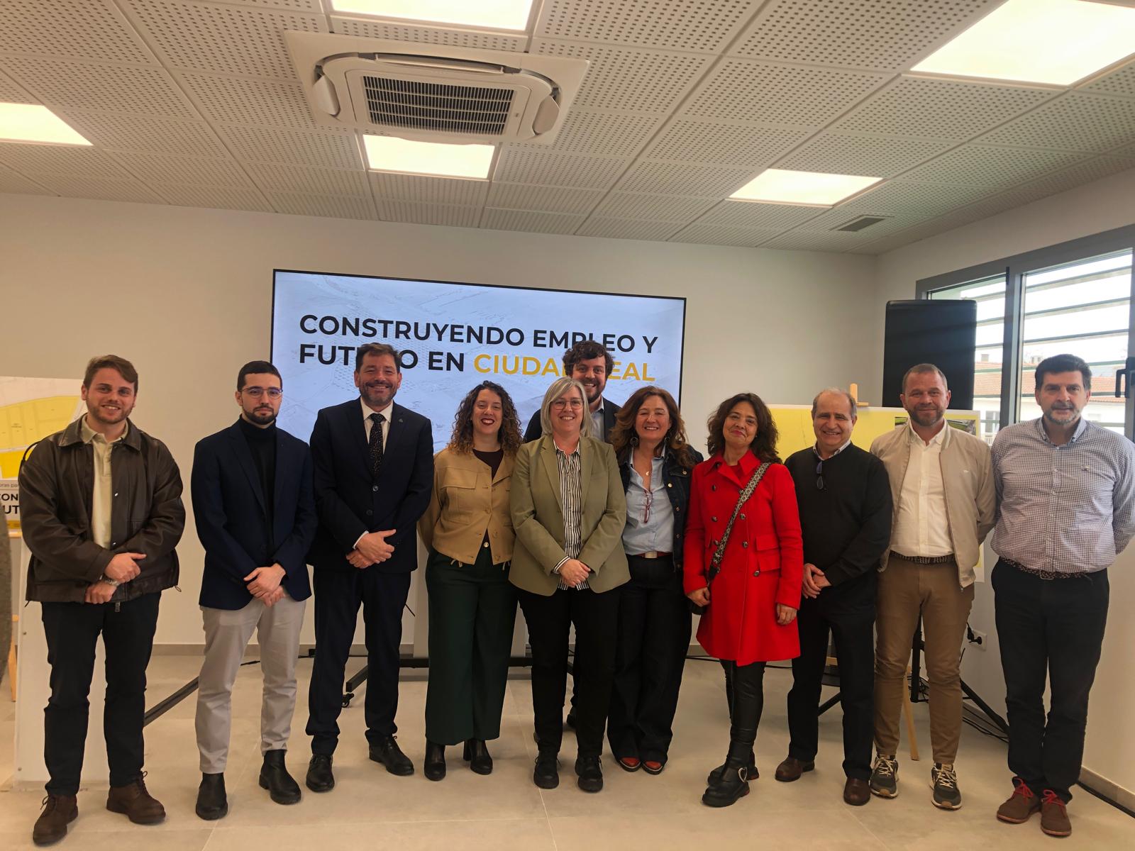 Representantes del PSOE, entre ellos la senadora del PSOE y ex alcaldesa Pilar Zamora junto a la presidenta de Casa47, Leire Iglesias