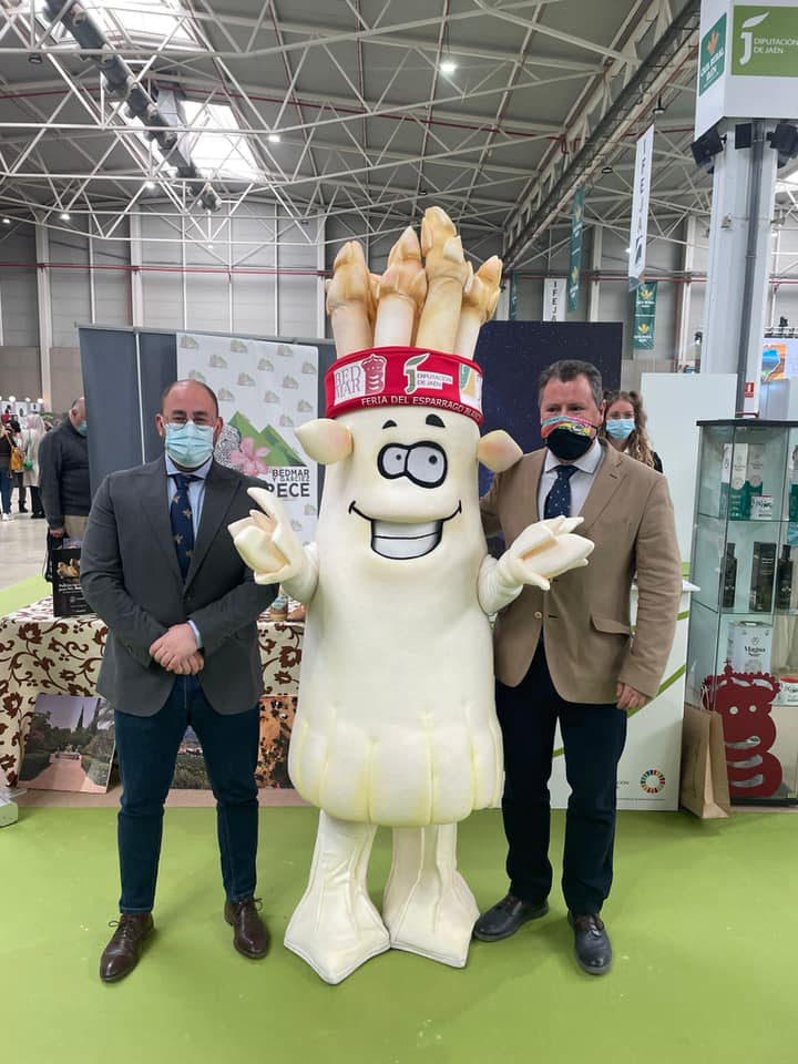 El alcalde de Bedmar y Garcíez, Pablo Ruiz (a la izqda), y el diputado de Agricultura, Pedro Bruno (a la dcha) junto a Yemita, la mascota de la Feria del Espárrago.