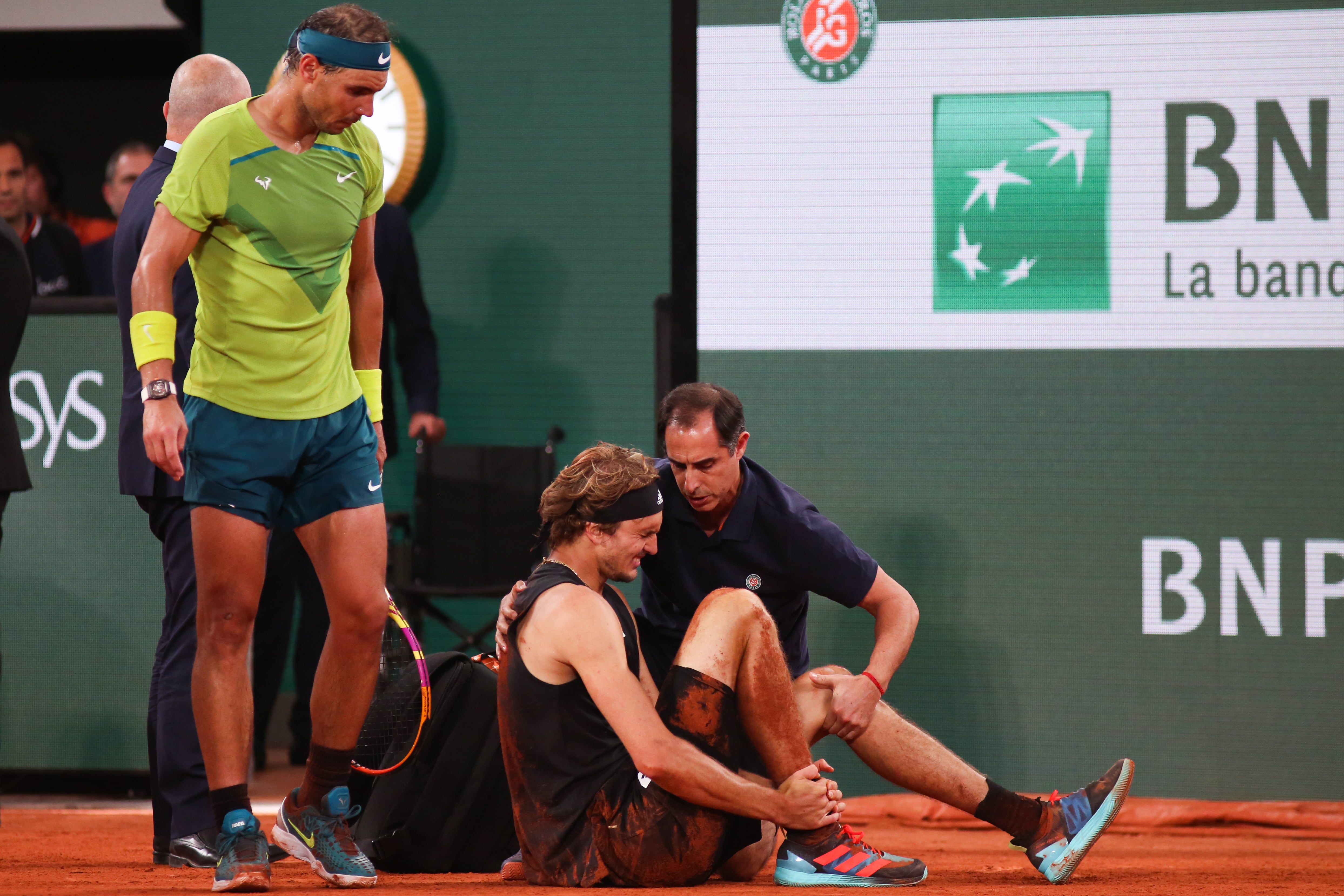 El momento de la lesión de Alexander Zverev en la pista Philipe Chatrier