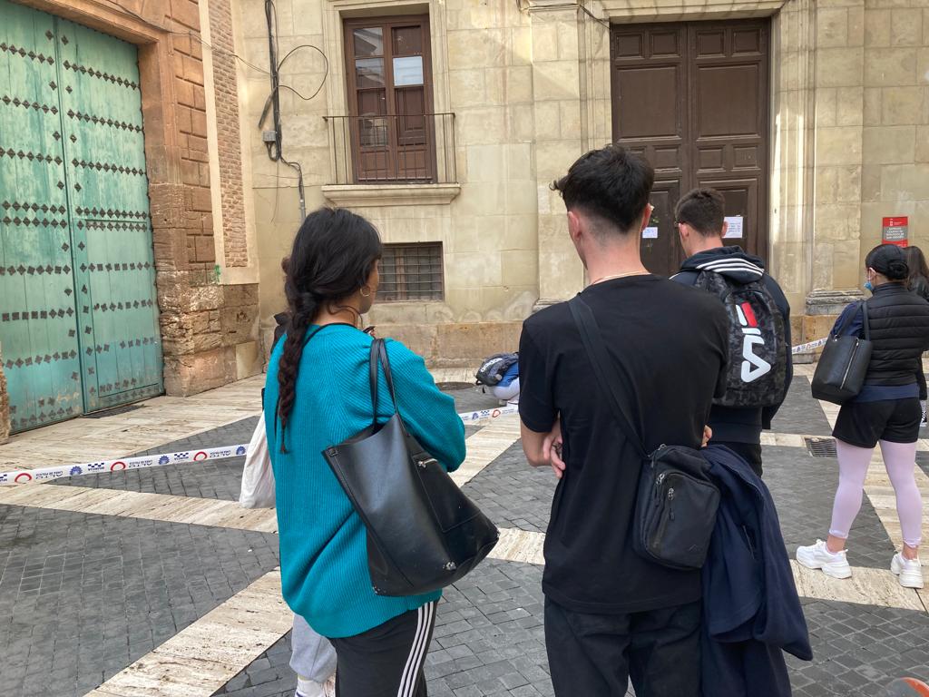 A pesar de no tener clase, un grupo de alumnos no ha dudado en acercarse a las puertas del instituto