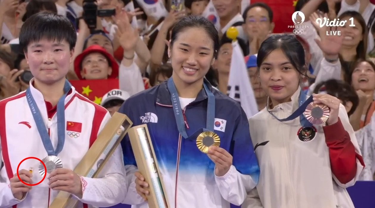 Detalle de la rival de Carolina Marín al recoger su medalla de plata en el podio