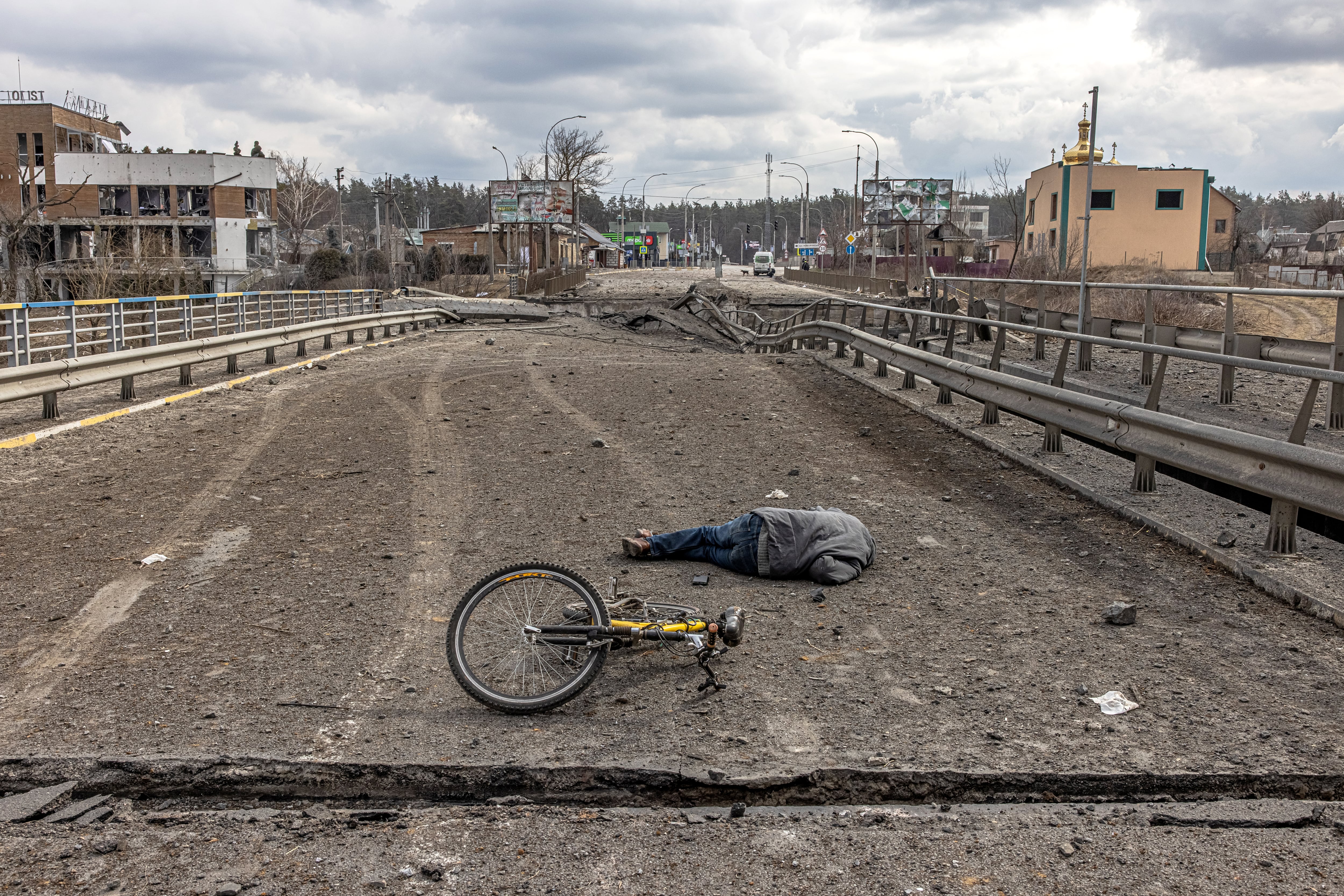 El cuerpo de un ucraniano yace sin vida en un puente de la ciudad de Irpín, en Kiev, este lunes. Irpín, una ciudad localizada cerca de Kiev, ha vivido duros enfrentamientos, casi una semana después del ataque, entre militares ucranianos y rusos forzando a miles de personas a huir de la ciudad.