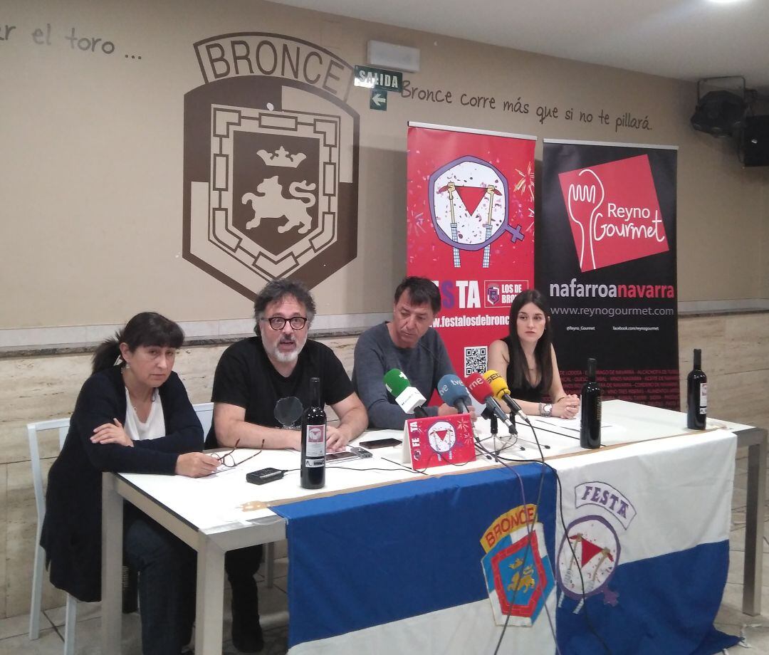 Mari Carmen Oscáriz, Rafa Aguilera, Jesús Sáenz e Irantzu Bayo, miembros de FESTA, anuncian a las galardonadas.