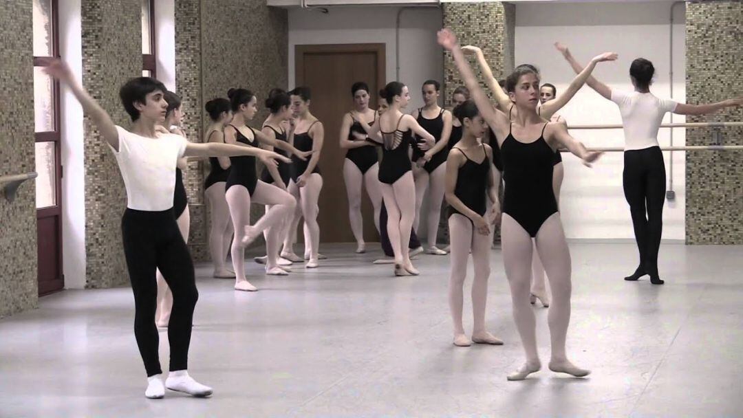 Alumnos durante una clase de ballet.