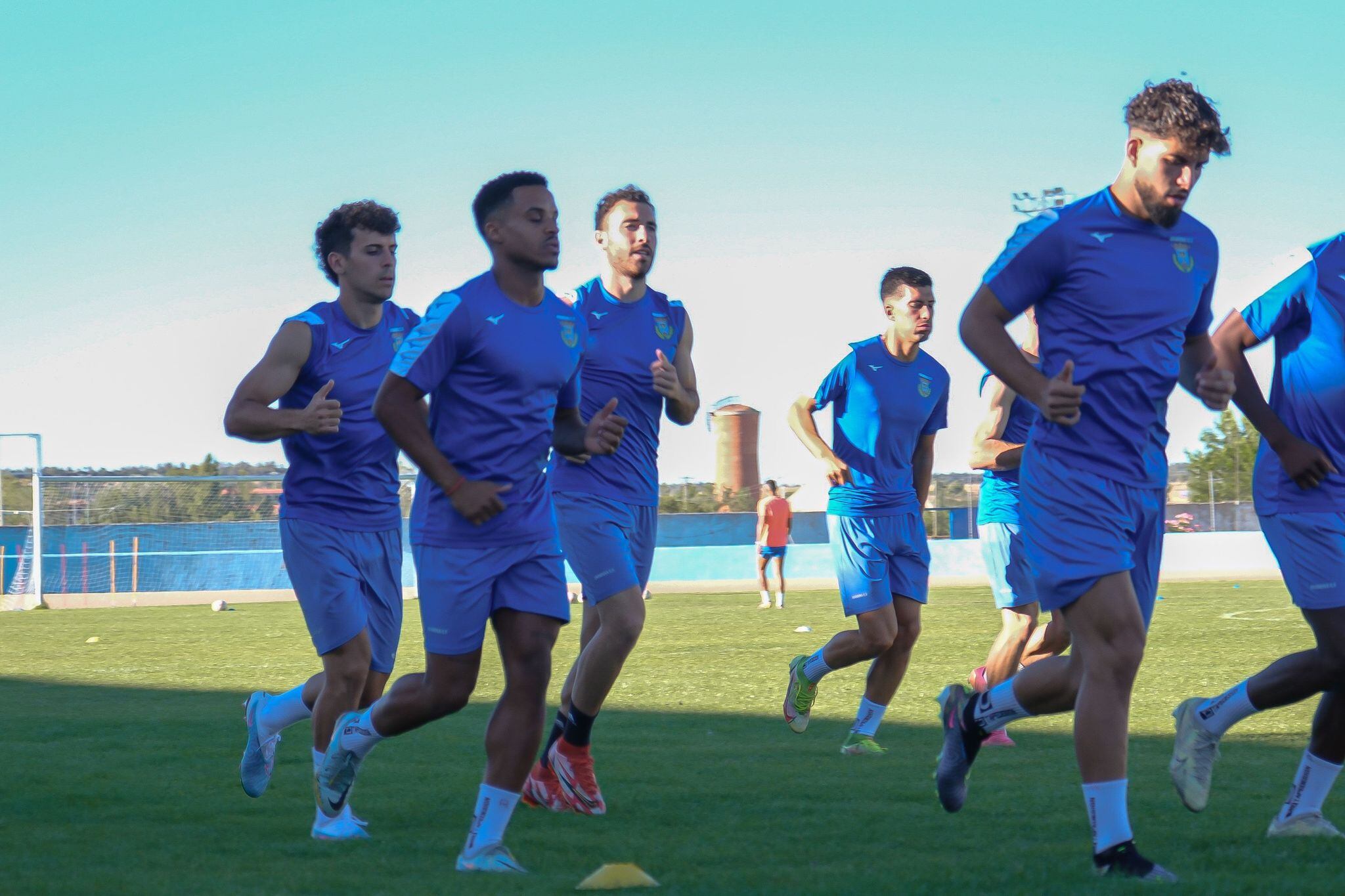 Raly Cabral -en el centro- podría disputar sus primeros minutos como blanquiazul tras su llegada al equipo esta semana