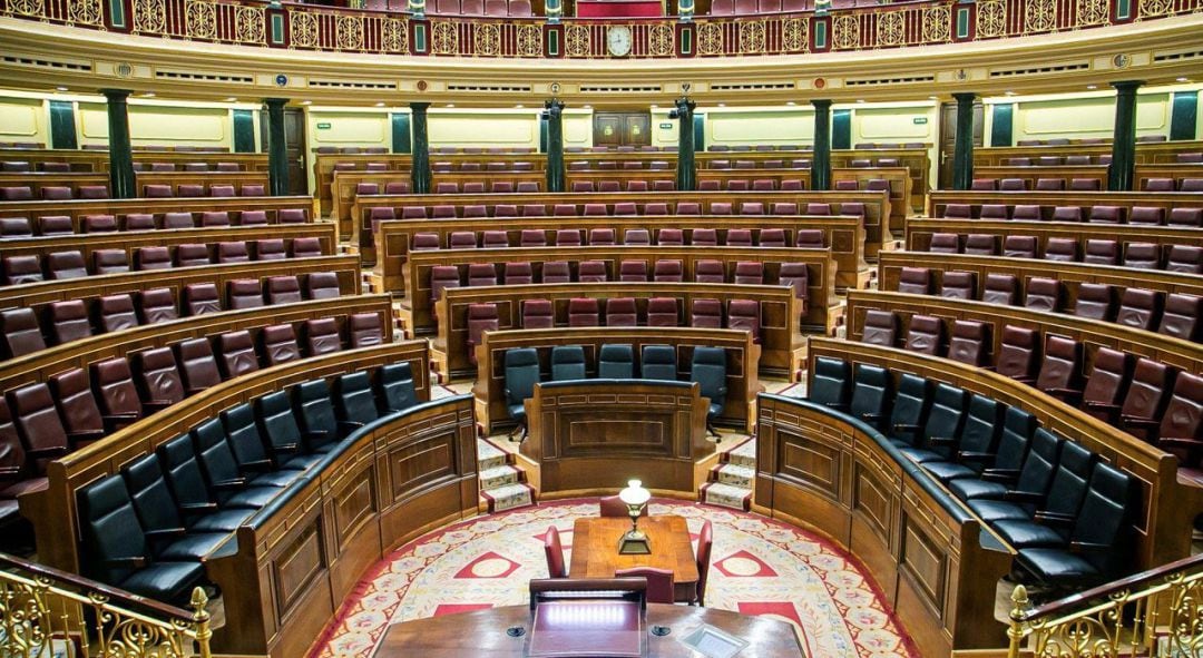 Fotografía facilitada por el Congreso de los Diputados que muestra el hemiciclo con los 23 escaños azules del nuevo Gobierno