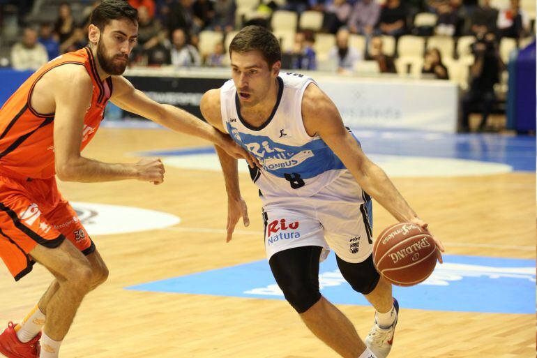 Osvaldas Matiulonis seguirá defendiendo la camiseta del Obradoiro, al menos, durante un mes más