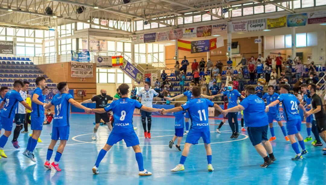 Imagen de la celebración del campeonato liguero del juvenil del Viña Albali Valdepeñas 