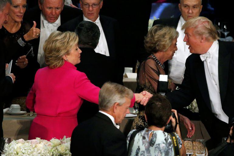 Hillary Clinton y Donald Trump se dan la mano durante un acto benéfico en Nueva York celebrado la noche del jueves