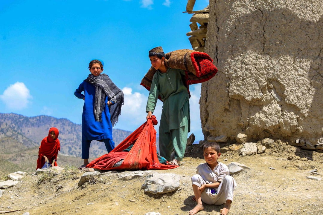 Gayan (Afghanistan), 24/06/2022.- People salvage their belongings from damaged house in the earthquake affected Gayan village in the Paktia province, Afghanistan, 24 June 2022. More than 1,000 people were killed and over 1,500 others injured after a 5.9-magnitude earthquake hit eastern Afghanistan before dawn on 22 June, Afghanistan&#039;s state-run Bakhtar News Agency reported. (Terremoto/sismo, Afganistán) EFE/EPA/STRINGER