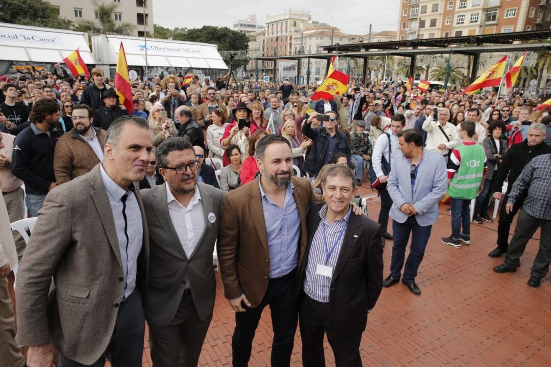 El líder nacional de Vox, Santiago Abascal, junto a los integrantes de la candidatura a la presidencia de la Junta de Andalucía este sábado en Málaga