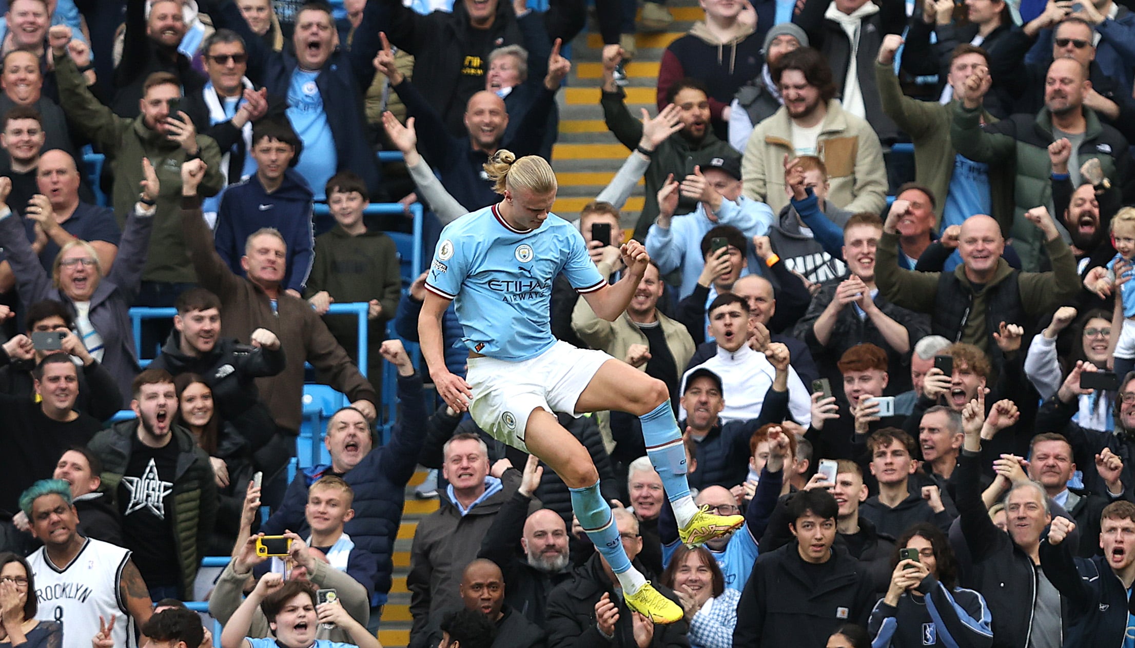 Haaland celebra uno de los tantos en el Etihad Stadium.