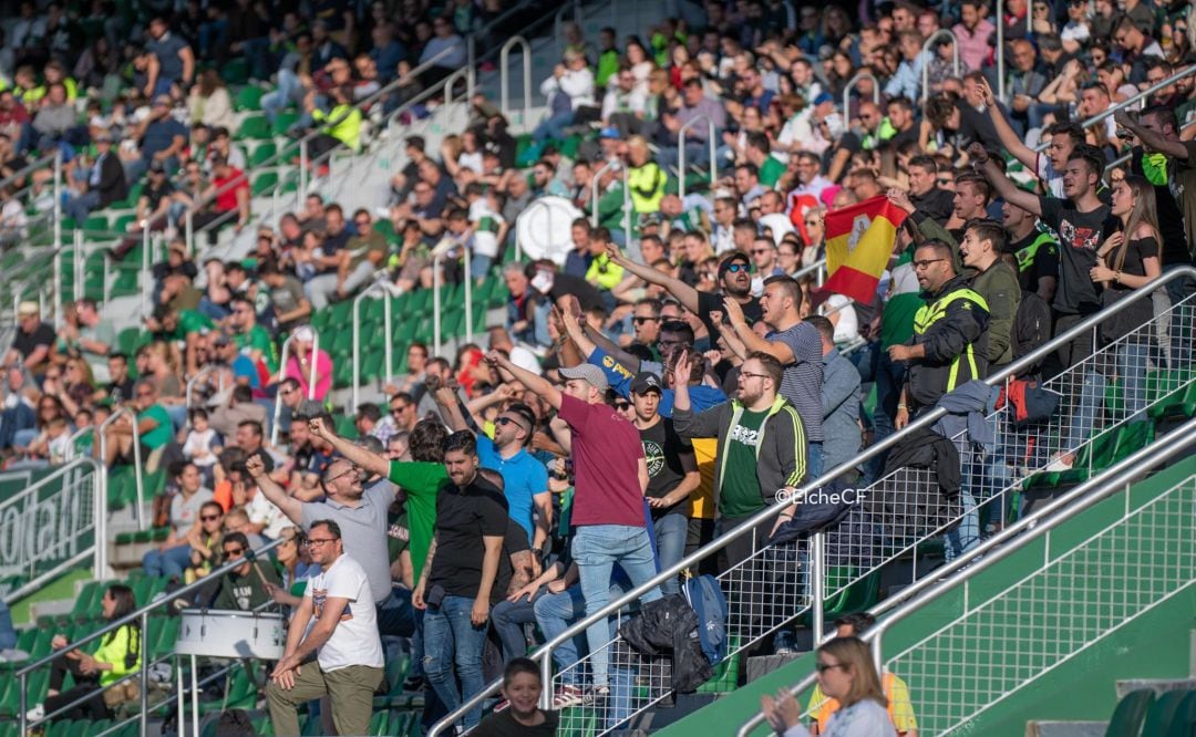 Aficionados del Elche en un partido en el Martínez Valero