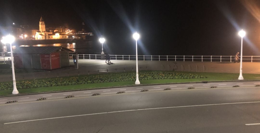 Carril bici del paseo de la Playa de San Lorenzo junto a la carretera. 