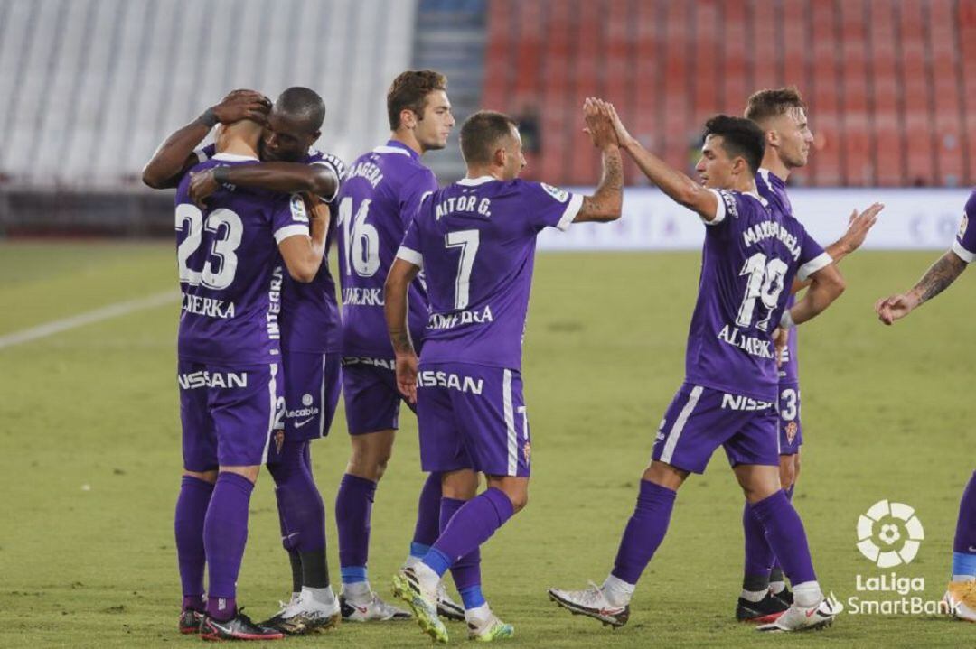 Los jugadores del Sporting celebran el gol de Djurdjevic en Almería.