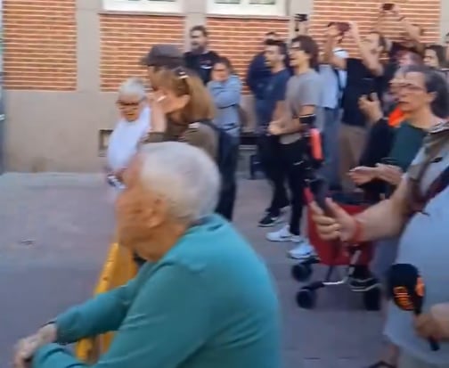 Imágenes de las personas concentradas para impedir el desahucio de Aurora, de 79 años, y su hija, en Getafe.