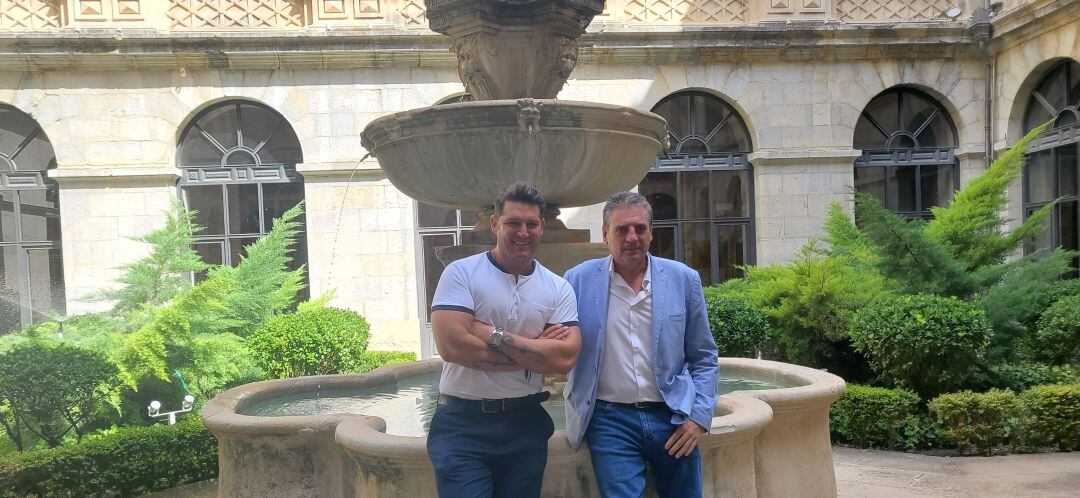 El cantante Manu Tenorio y el diputado de Cultura y Deportes, Ángel Vera, posan en el patio del Palacio Provincial, uno de los escenarios del videoclip que se ha presentado.