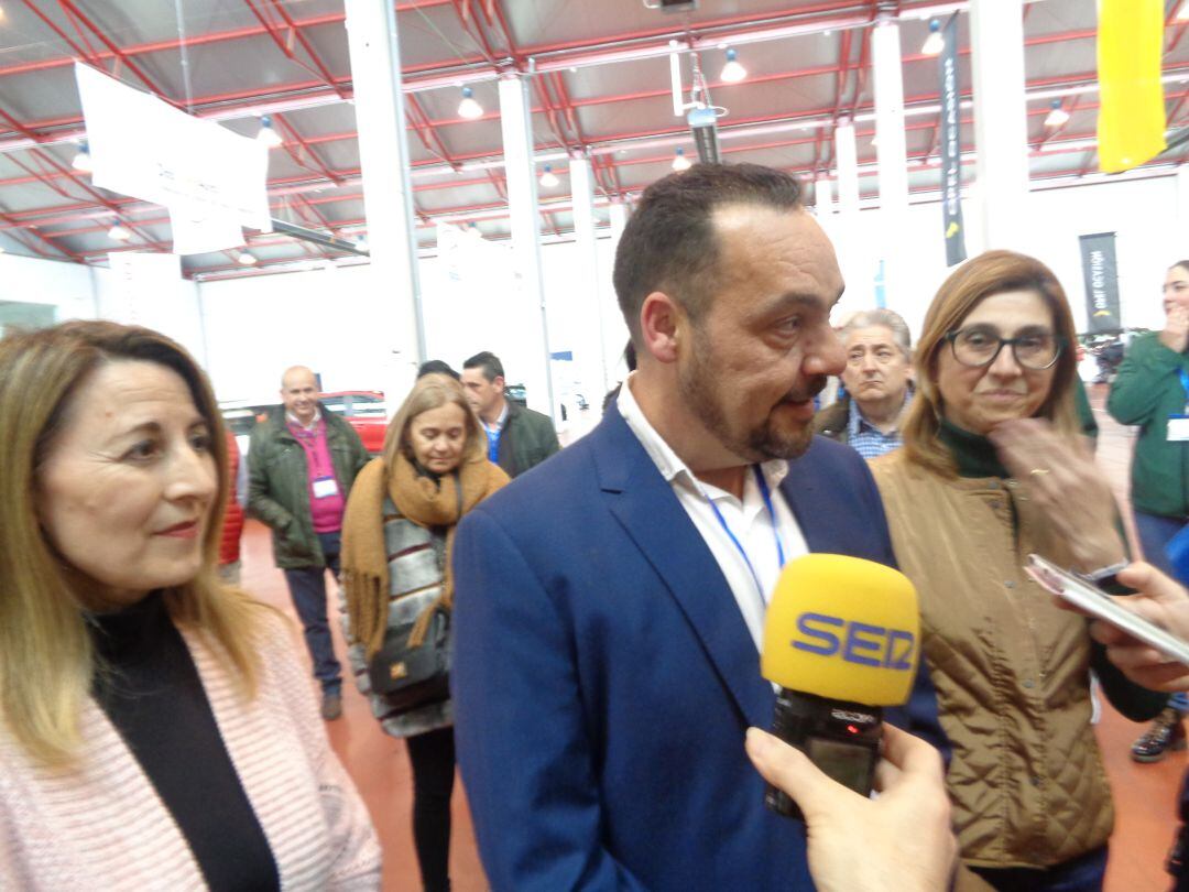 Pablo Martín, de Restituto Martín e Hijos, acompañado de la concejal de Promoción, Celia Bombín,  y la alcaldesa, Raquel González