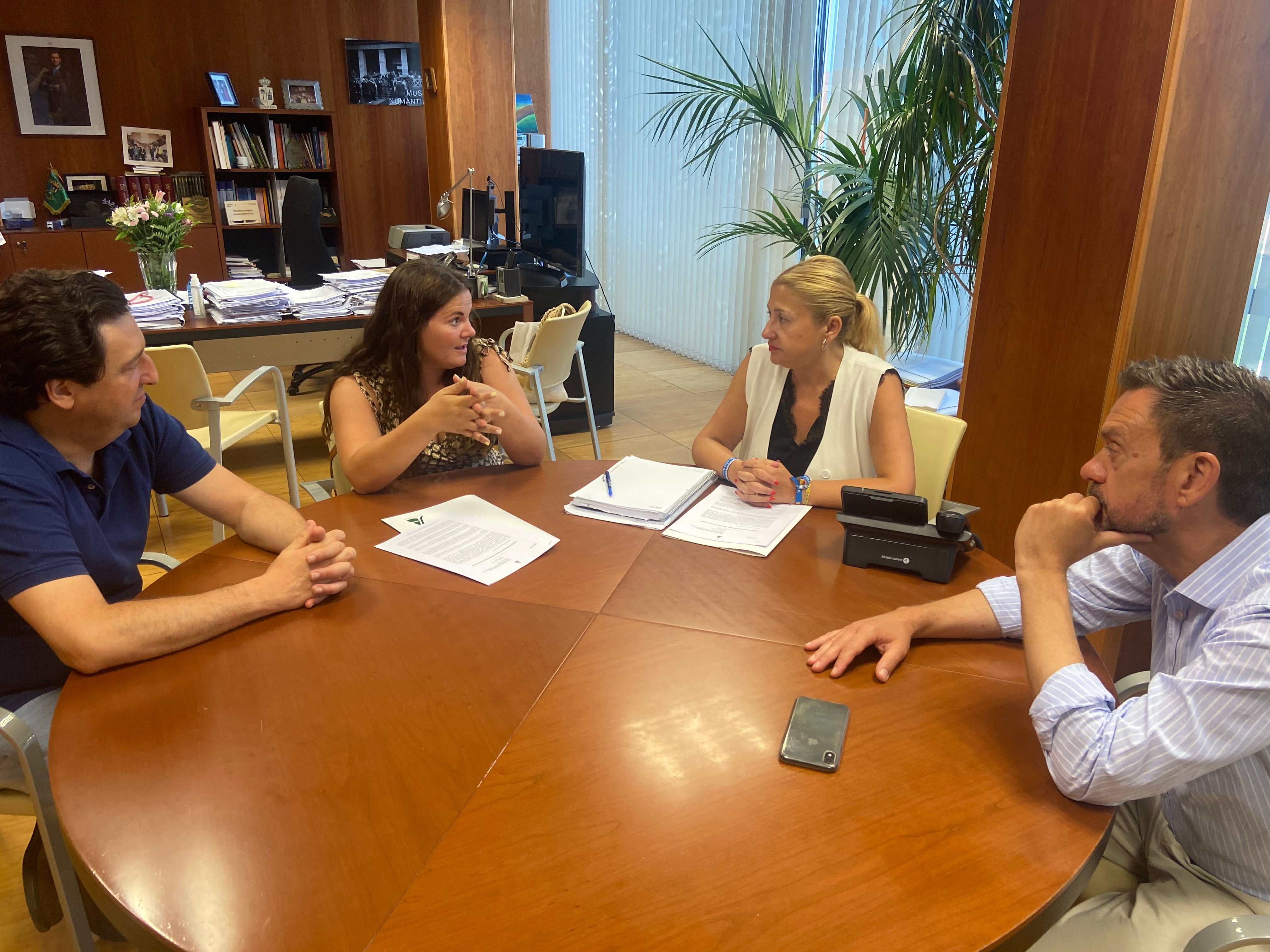 Ana Pastor, presidenta de ASAJA, junto con la delegada de la Junta, Yolanda de Gregorio.