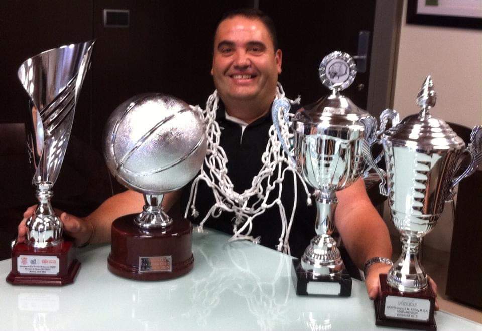 Javier Herreros posa con diferentes trofeos