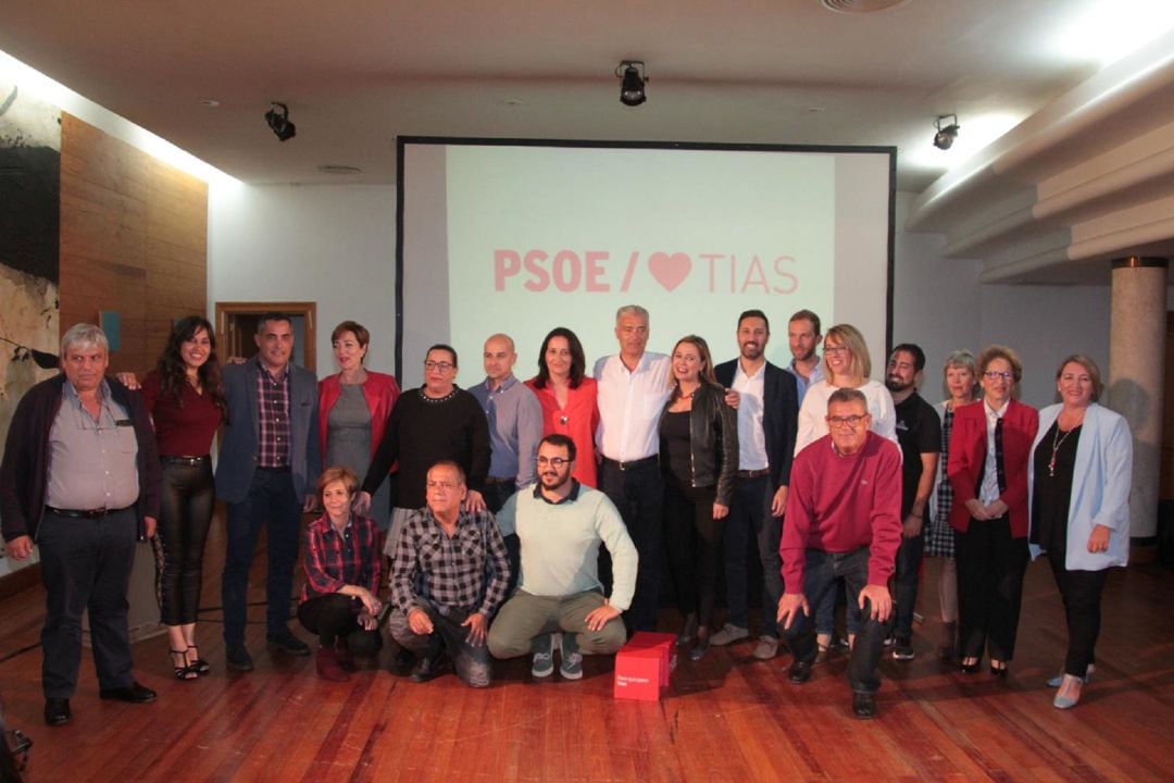 José Juan Cruz (de blanco y en el centro), acompañado de la Secretaria General del PSOE en Lanzarote y del resto de integrantes de la lista.